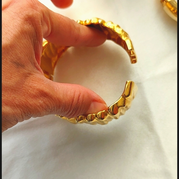 Vintage gold tone clamp bangle bracelet $13 ea. or $30 for lot. - Picture 4 of 7